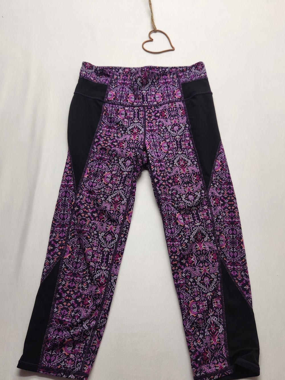⭐️Athleta Capri Leggings Purple Drama Tapestry Geometric Print Size Medium Yoga